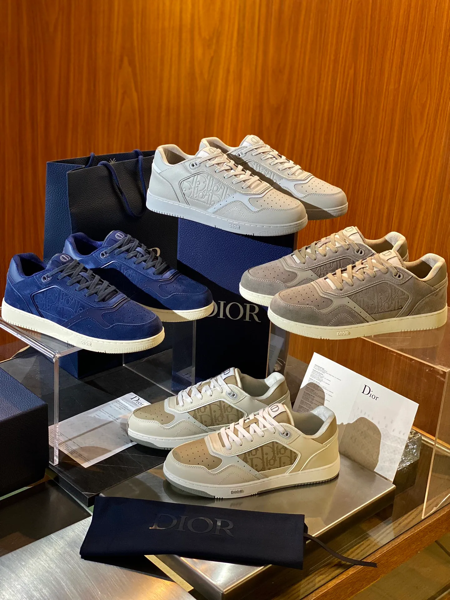 💰780 Dior| New B27 style for men and women ♞size; women 35~40, men 38~47 B27 is so handsome! The best and most eye-catching Dior wear is B27. The combination is invincible. It is versatile for everyday use and you don’t have to choose any combination. B27 feels comfortable on your feet. If you like this simple and elegant color scheme, you must buy it.